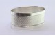 Argola de guardanapo em prata guilhochada de forma oval com cartela para monograma.